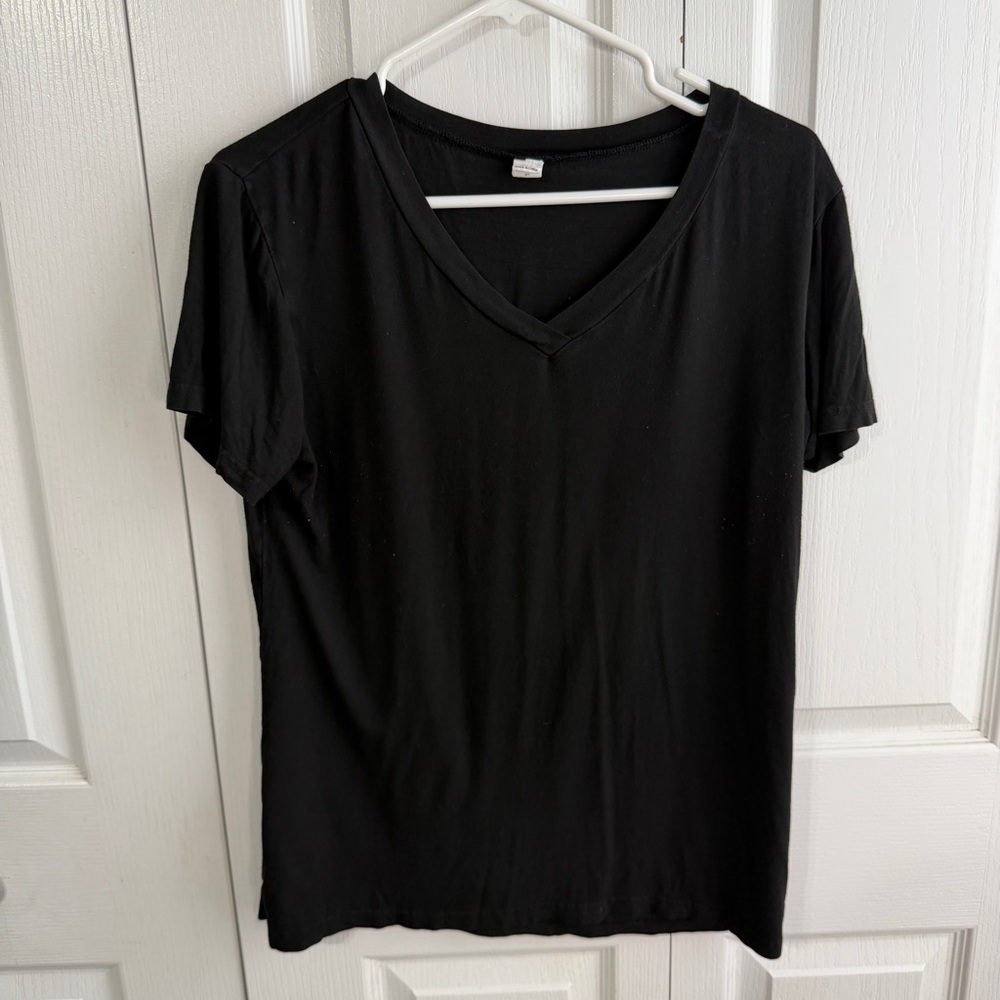 Black v neck short sleeve tee size medium